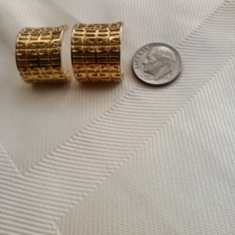 Givenchy Geometric Pattern Wide Vintage Gold Plated Pierced Earrings Authentic